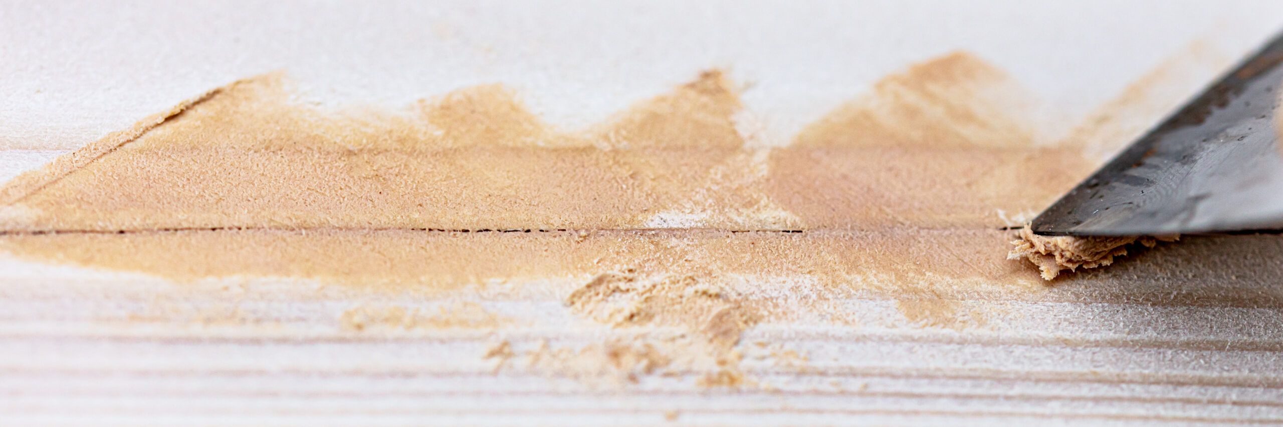 What's The Difference Between Wood Putty and Wood Filler?