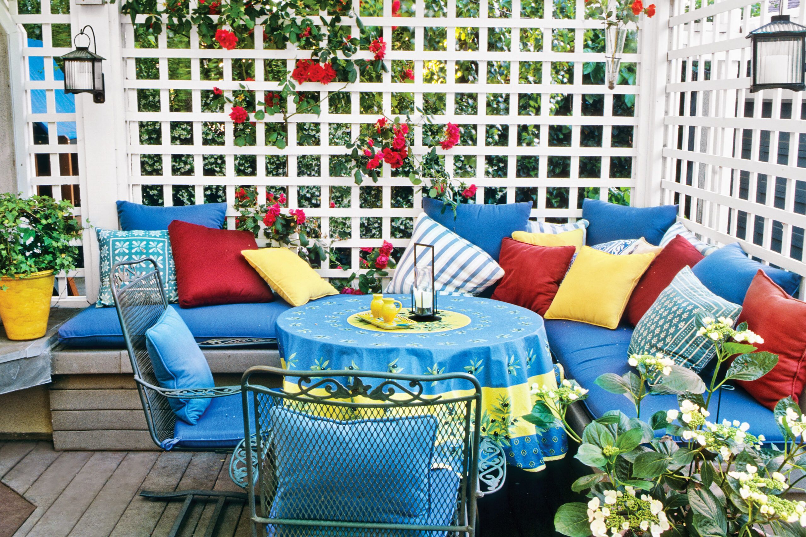 Create the Perfect Outdoor Living Room With These 6 Design Tips