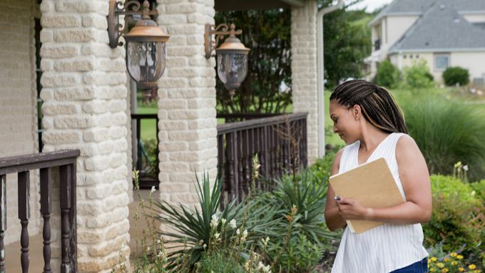 Inspector arriving to a home to conduct a home inspection