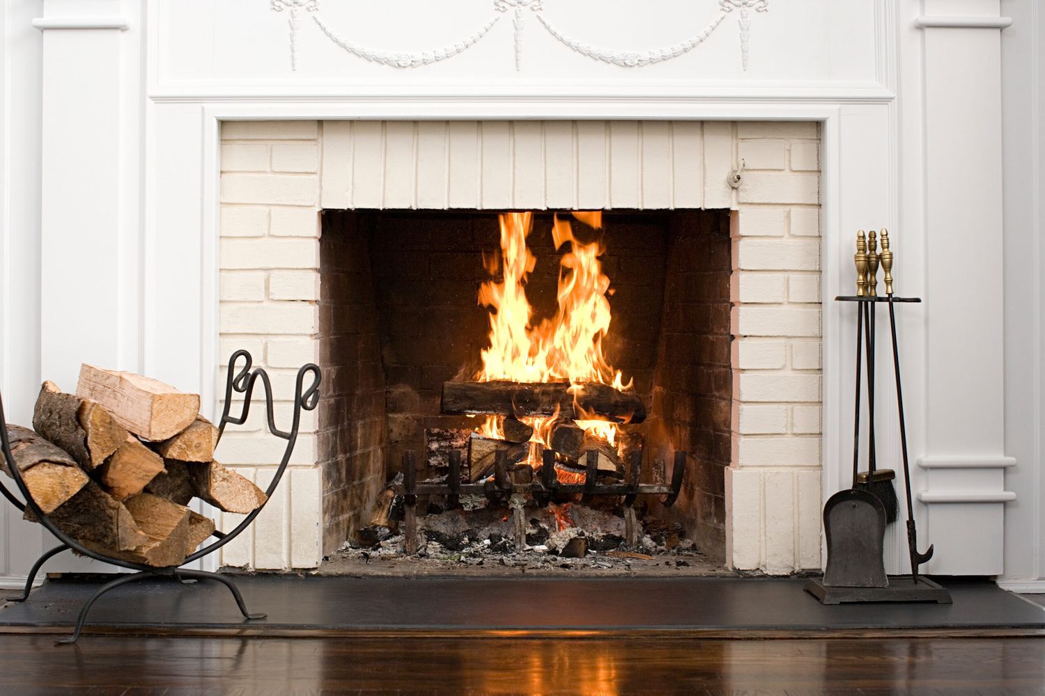 A rumford fireplace ina living room.