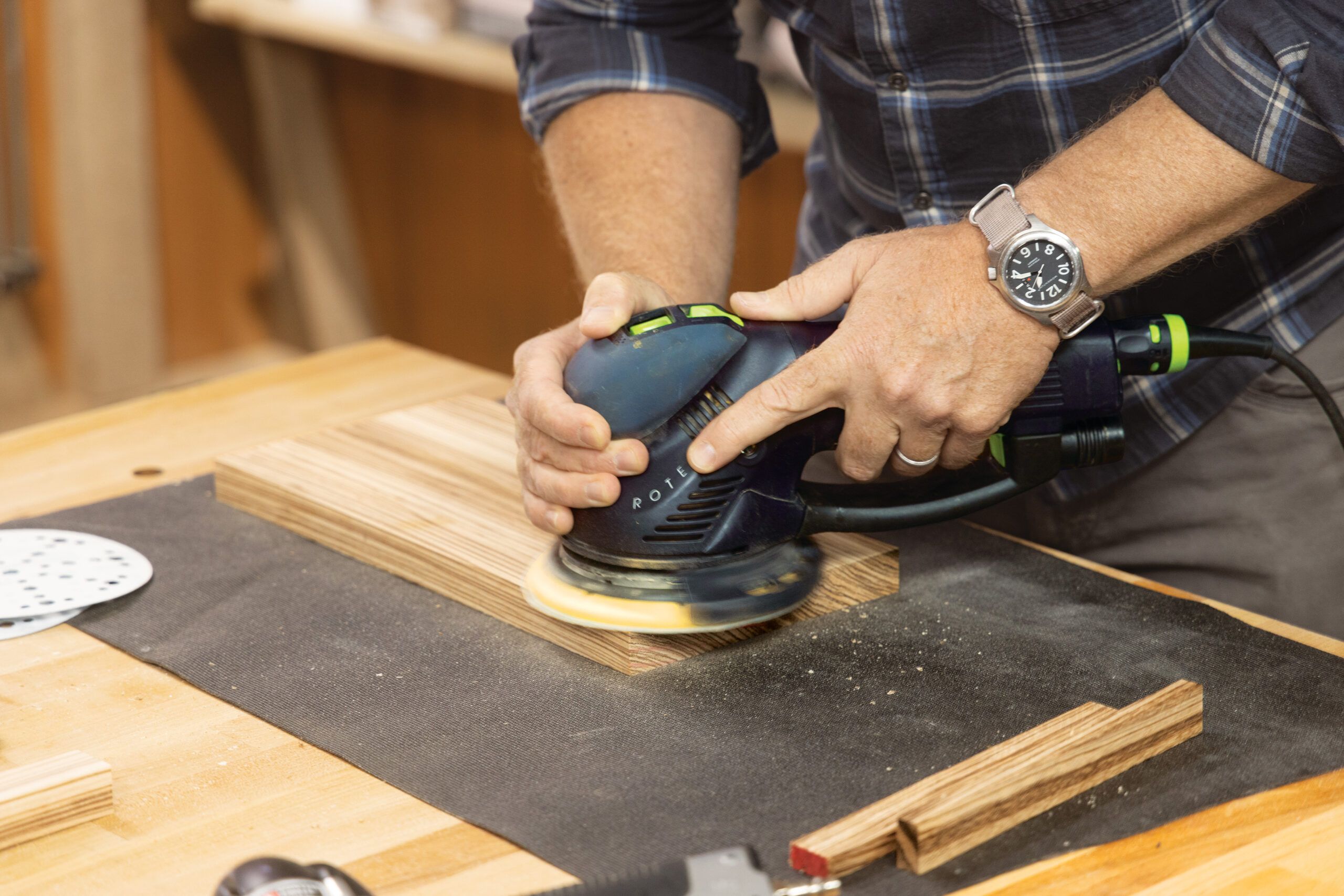 ASK,  Interior,  Magazine,  21,  2119,  ASK,  ASK This Old House,  Bath Tray,  Bathtub Tray,  Build It,  Build It Bathtub Tray,  Episode 19,  Orbital Sander,  Sander,  Sanding,  Season 21,  Tray,  Workshop Studio,  Person,  Woodworking