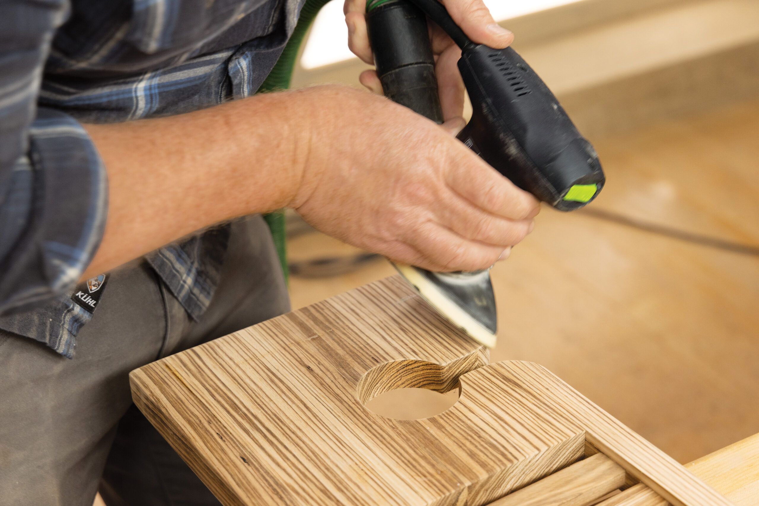 ASK,  Interior,  Magazine,  21,  2119,  ASK,  ASK This Old House,  Bath Tray,  Bathtub Tray,  Build It,  Build It Bathtub Tray,  Episode 19,  Sander,  Sanding,  Season 21,  Tray,  Workshop Studio,  Person,  Wood,  Woodworking