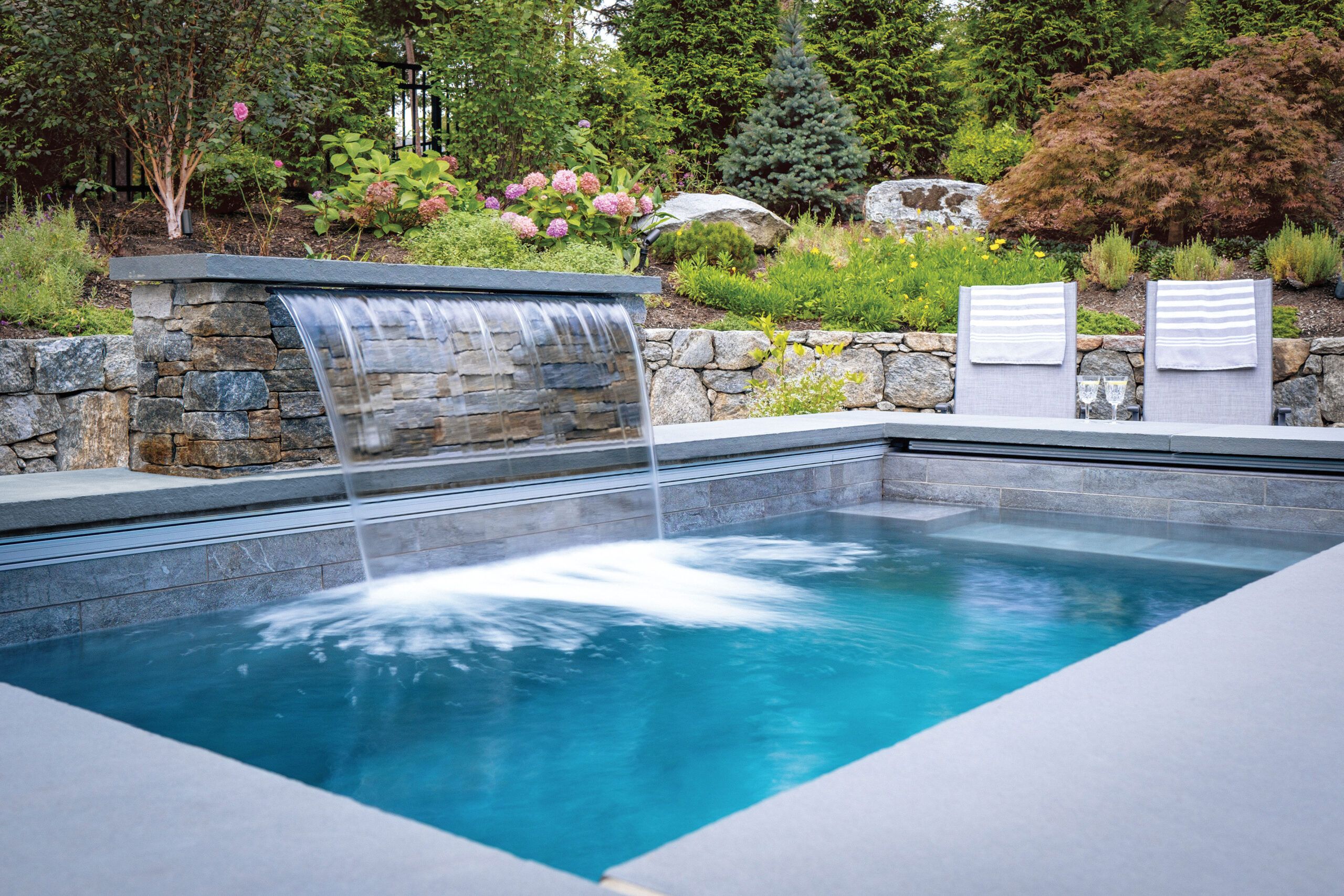 Plunge pool with water feature