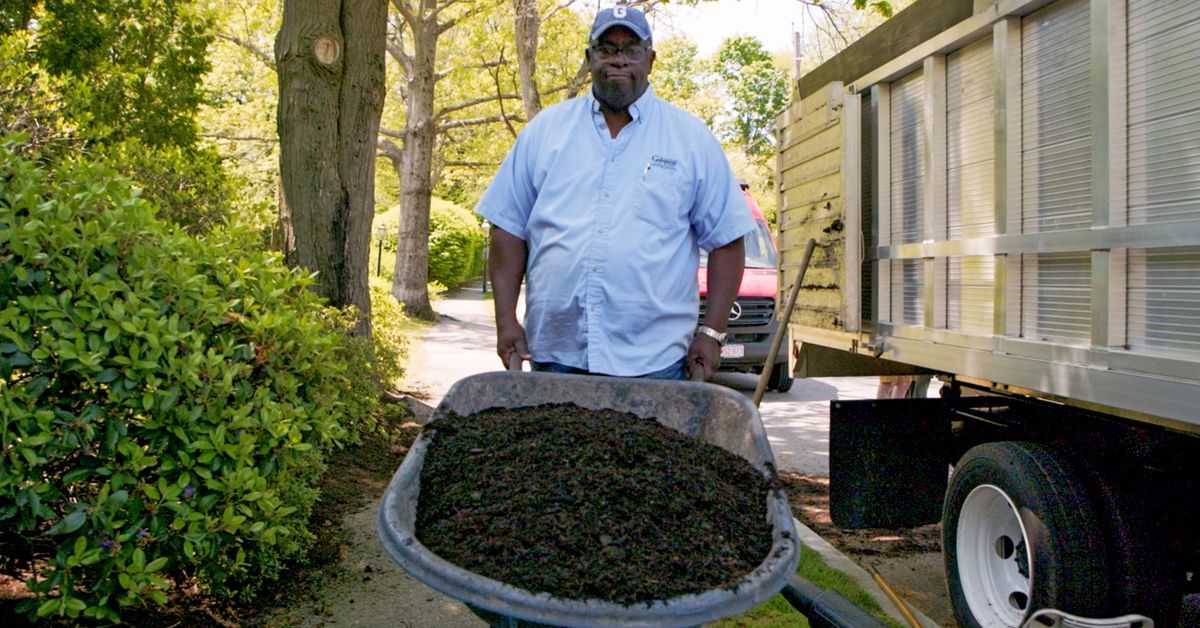 S22 E3: Lee Gilliam pushes a wheelbarrow