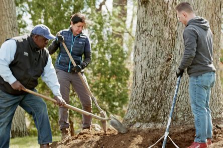 S22 E3: Lee Gilliam and Jenn Nawada help a homeowner with a sloped front yard