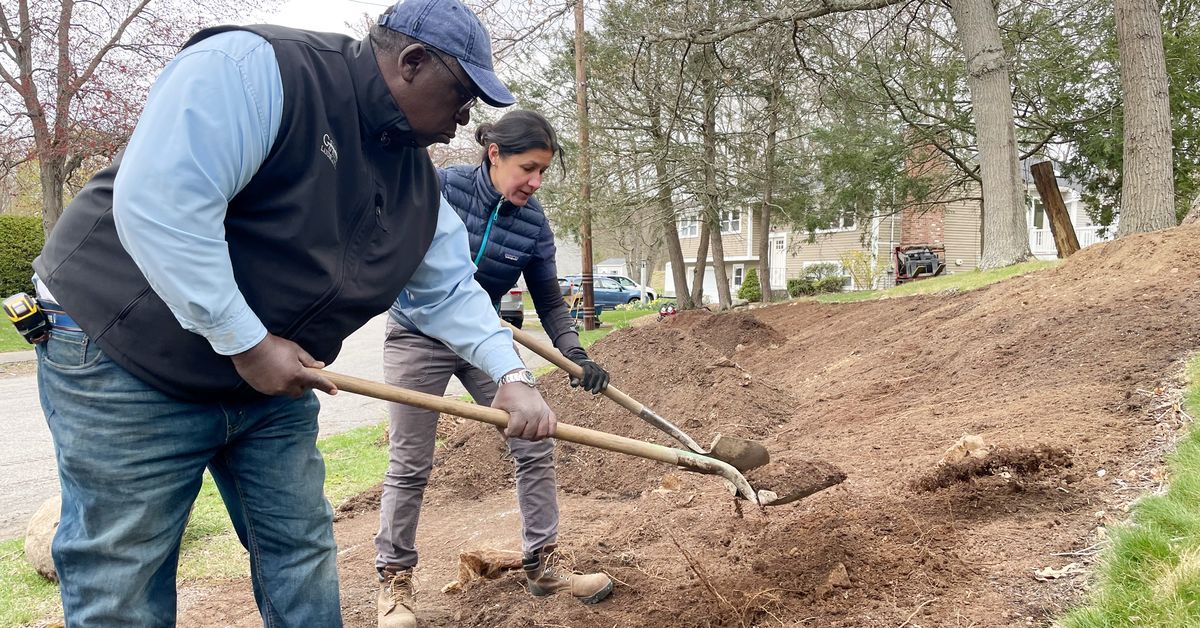 S22 E3: Lee Gilliam and Jenn Nawada refresh an eroding sloped yard