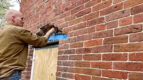 S22 E5: Mark McCullough repairs a brick lintel