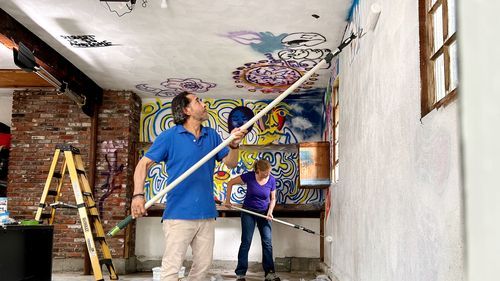 S22 E11: Mauro Henrique helps paint over garage wall graffiti