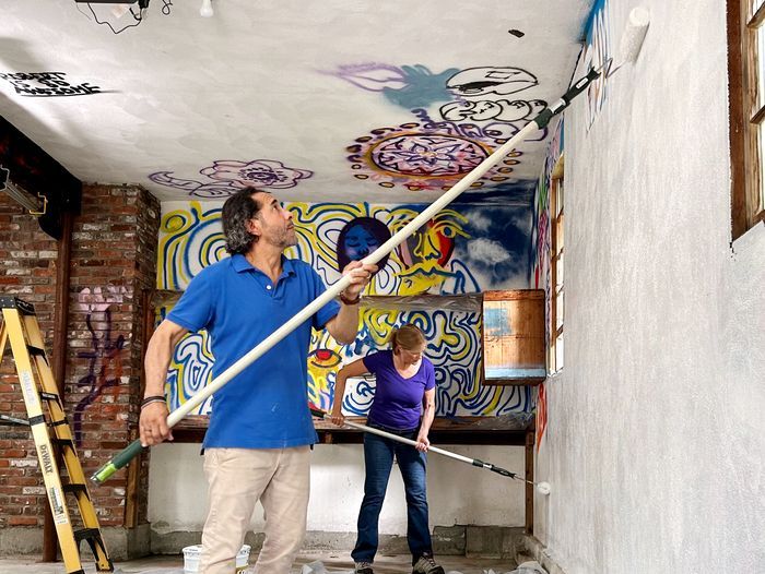 S22 E11: Mauro Henrique helps paint over garage wall graffiti