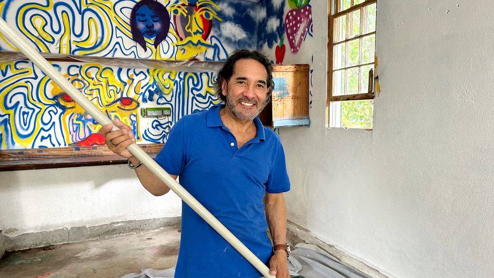 S22 E11: Mauro Henrique paints graffiti-covered garage walls