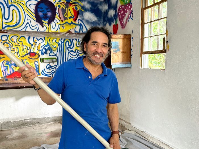 S22 E11: Mauro Henrique paints graffiti-covered garage walls