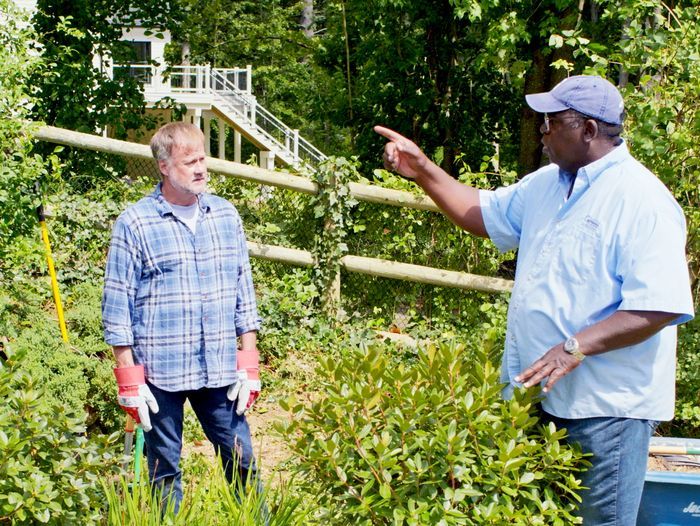 S22 E15: Lee Gilliam cleans up an overgrown backyard