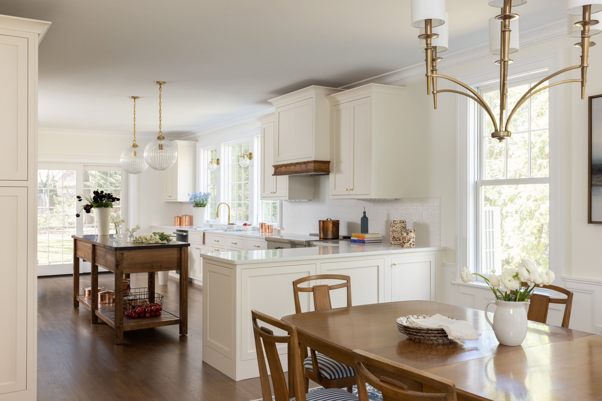 Connected kitchen and dining room