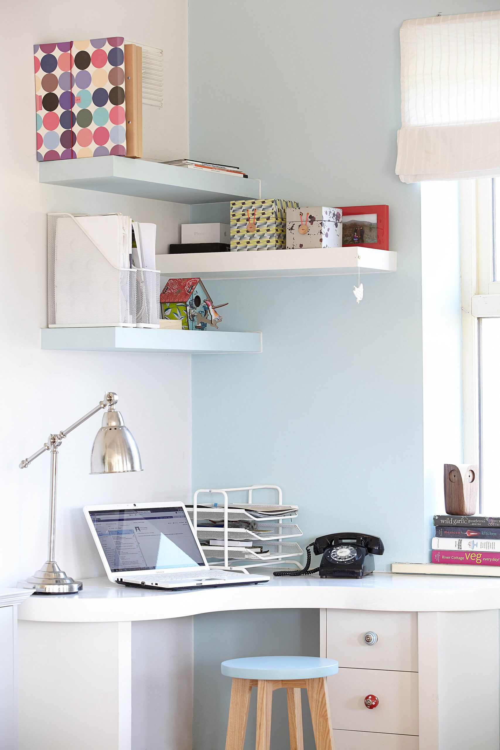 Work station with corner shelves 