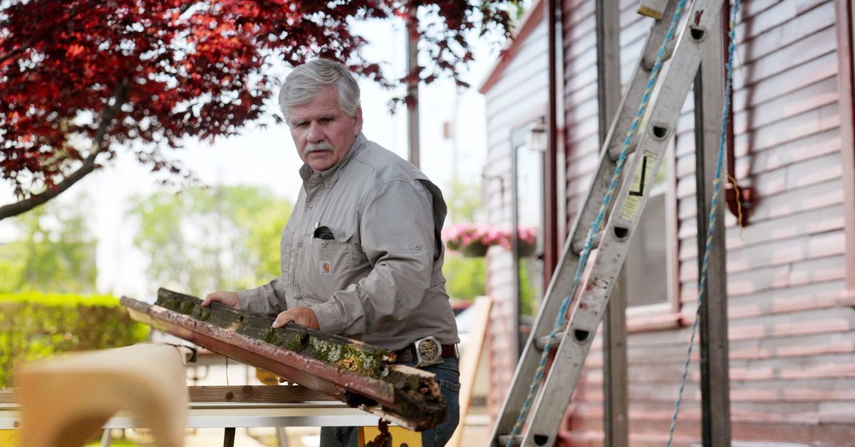 S23 E1: Tom Silva repairs wooden gutters