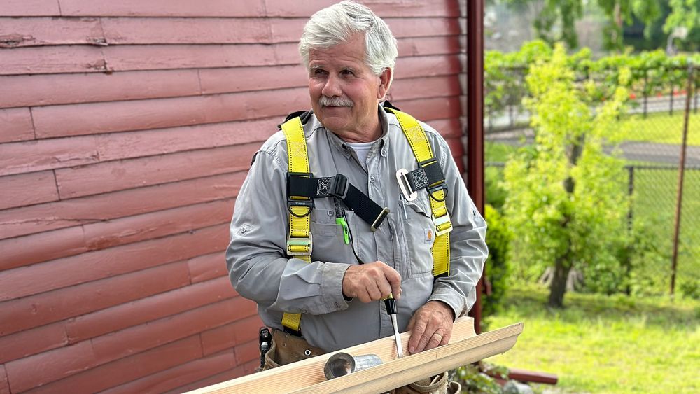 S23 E1: Tom Silva replaces wooden gutters