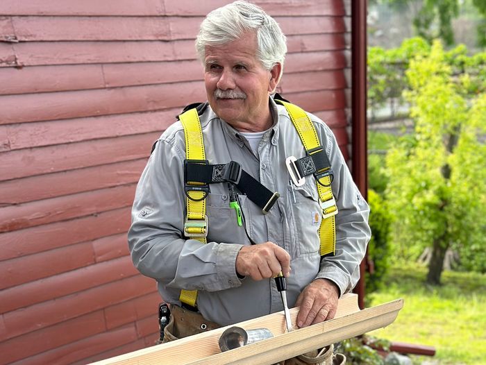 S23 E1: Tom Silva replaces wooden gutters