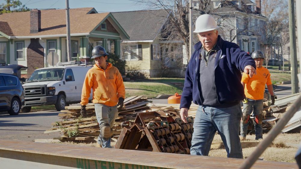 S46 E2: Tom Silva oversees a house lift