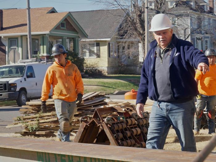 S46 E2: Tom Silva oversees a house lift