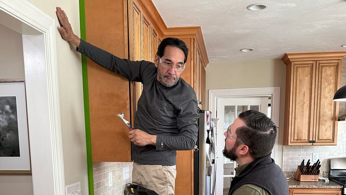 S23 E2: Mauro Henrique patches a crack in a kitchen wall