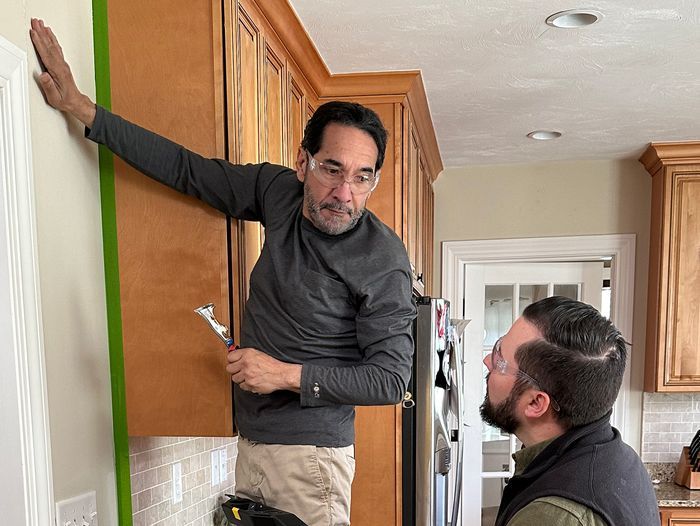 S23 E2: Mauro Henrique patches a crack in a kitchen wall