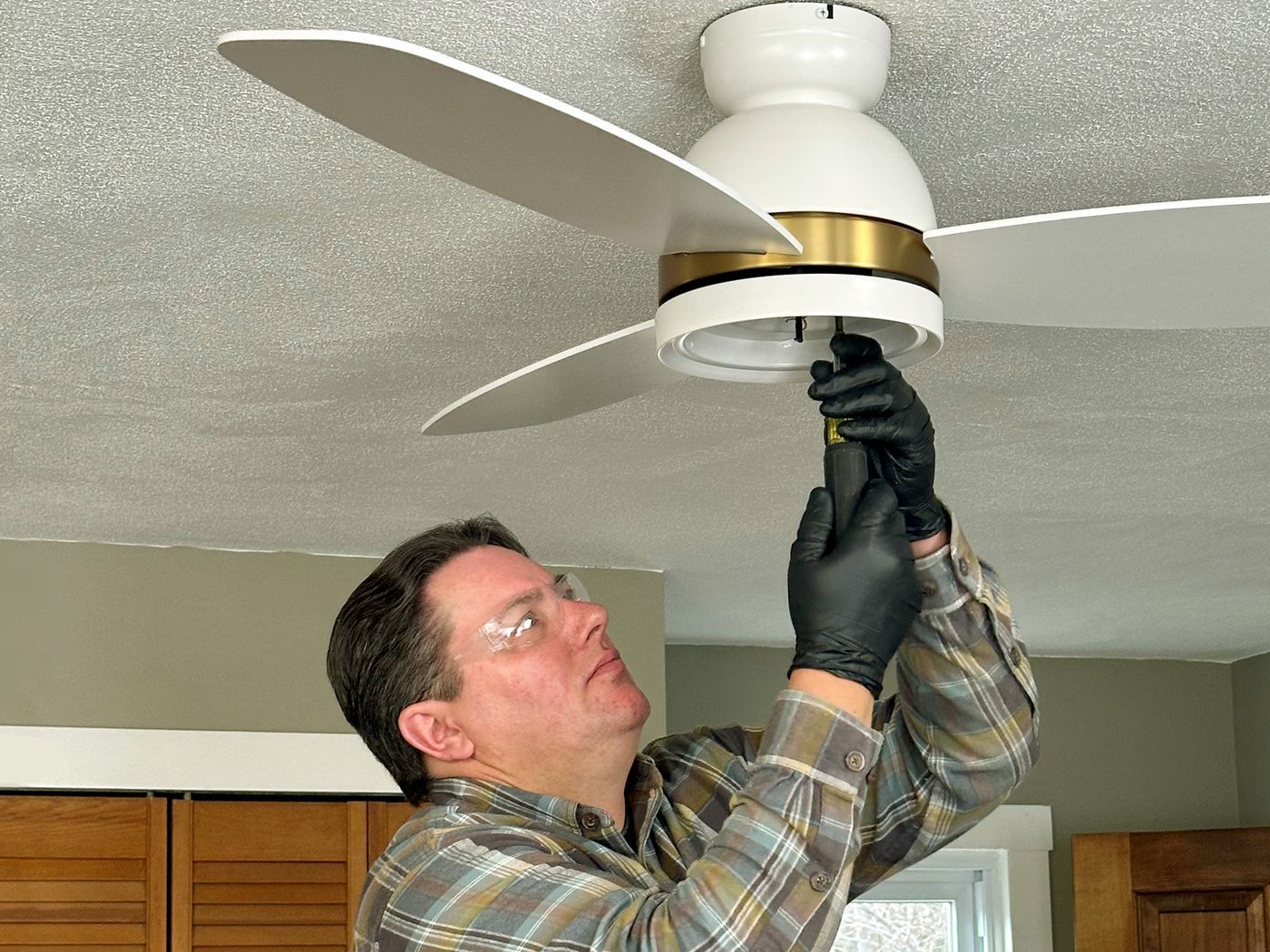 S23 E6: Heath Eastman replaces a ceiling fan