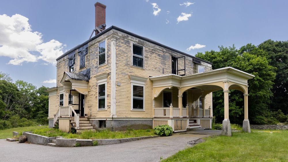 Front and side of the Westford House