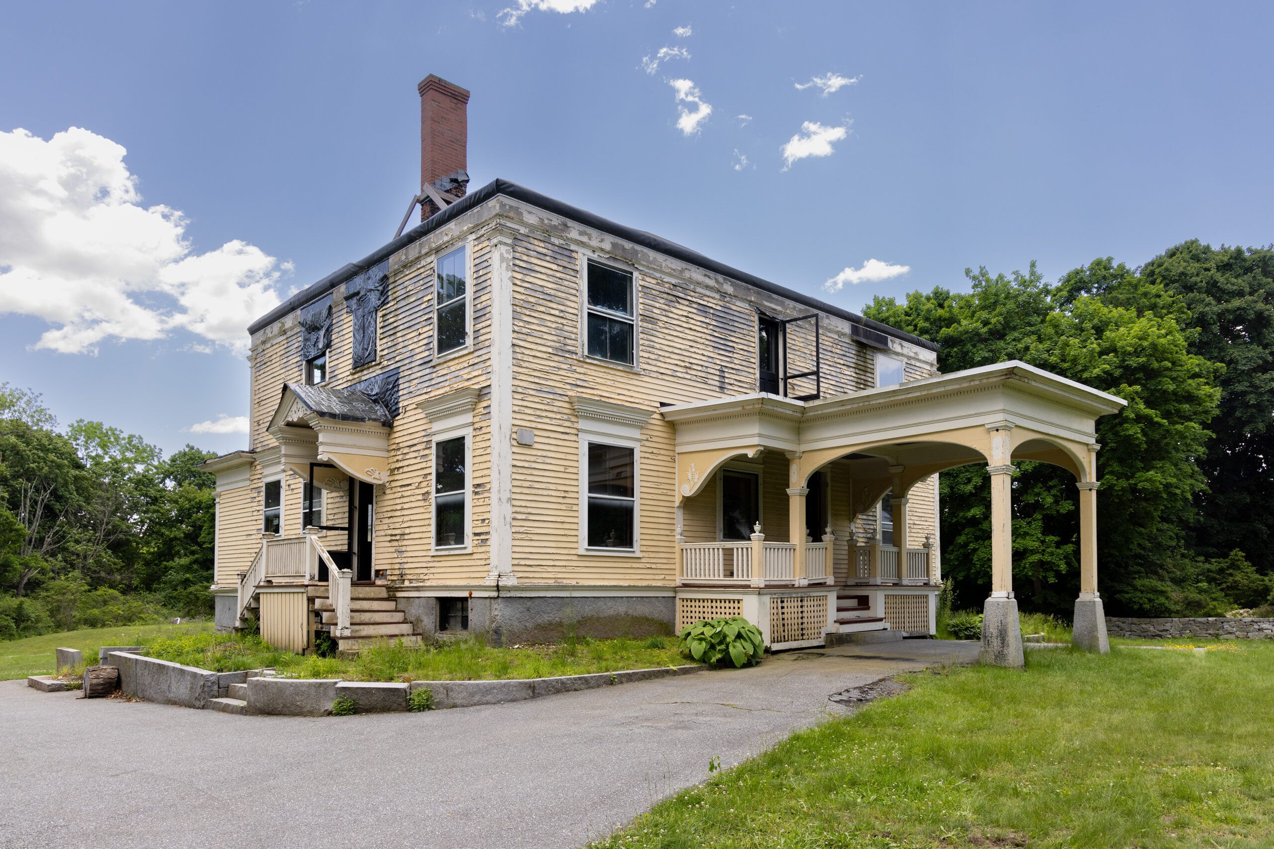 Front and side of the Westford House