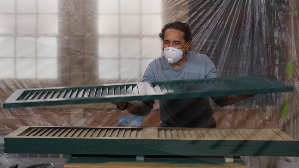 S23 E8: Mauro Henrique spray paints several wooden shutters at once