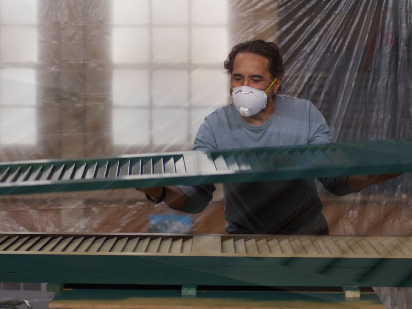 S23 E8: Mauro Henrique spray paints several wooden shutters at once