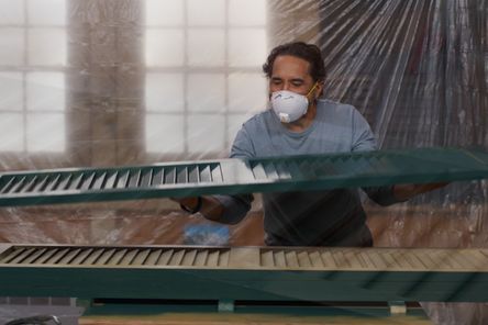 S23 E8: Mauro Henrique spray paints several wooden shutters at once