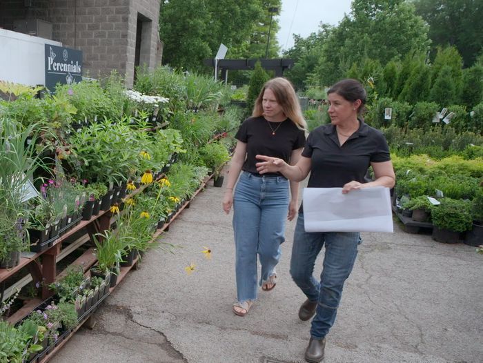 S46 E7: Jenn Nawada and the homeowner select plants for the front yard