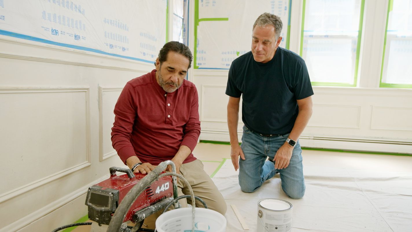 S23 E14: Mauro Henrique paints wainscoting