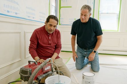 S23 E14: Mauro Henrique paints wainscoting