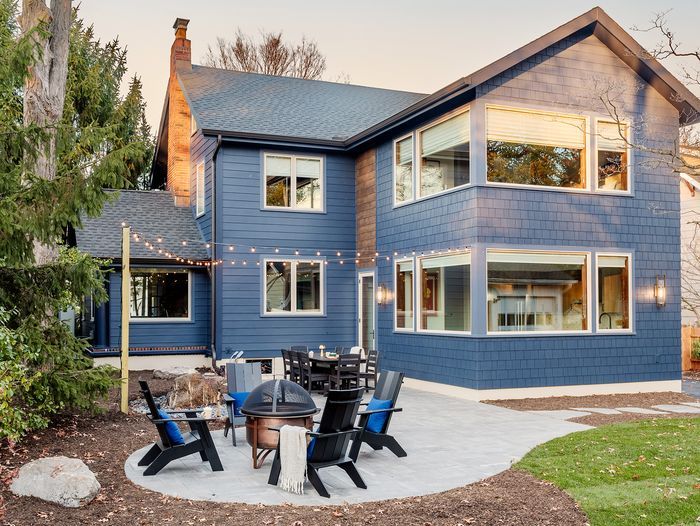 S46 E16: view of the Ridgewood Colonial Revival from the back patio