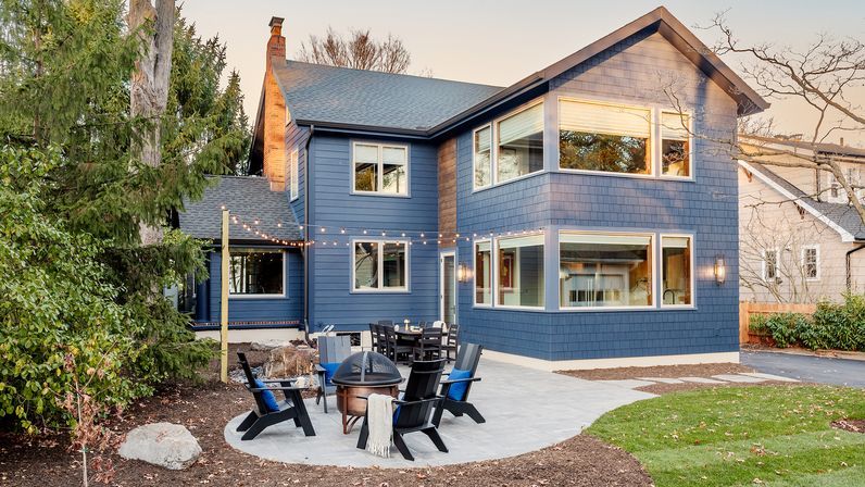 S46 E16: view of the Ridgewood Colonial Revival from the back patio