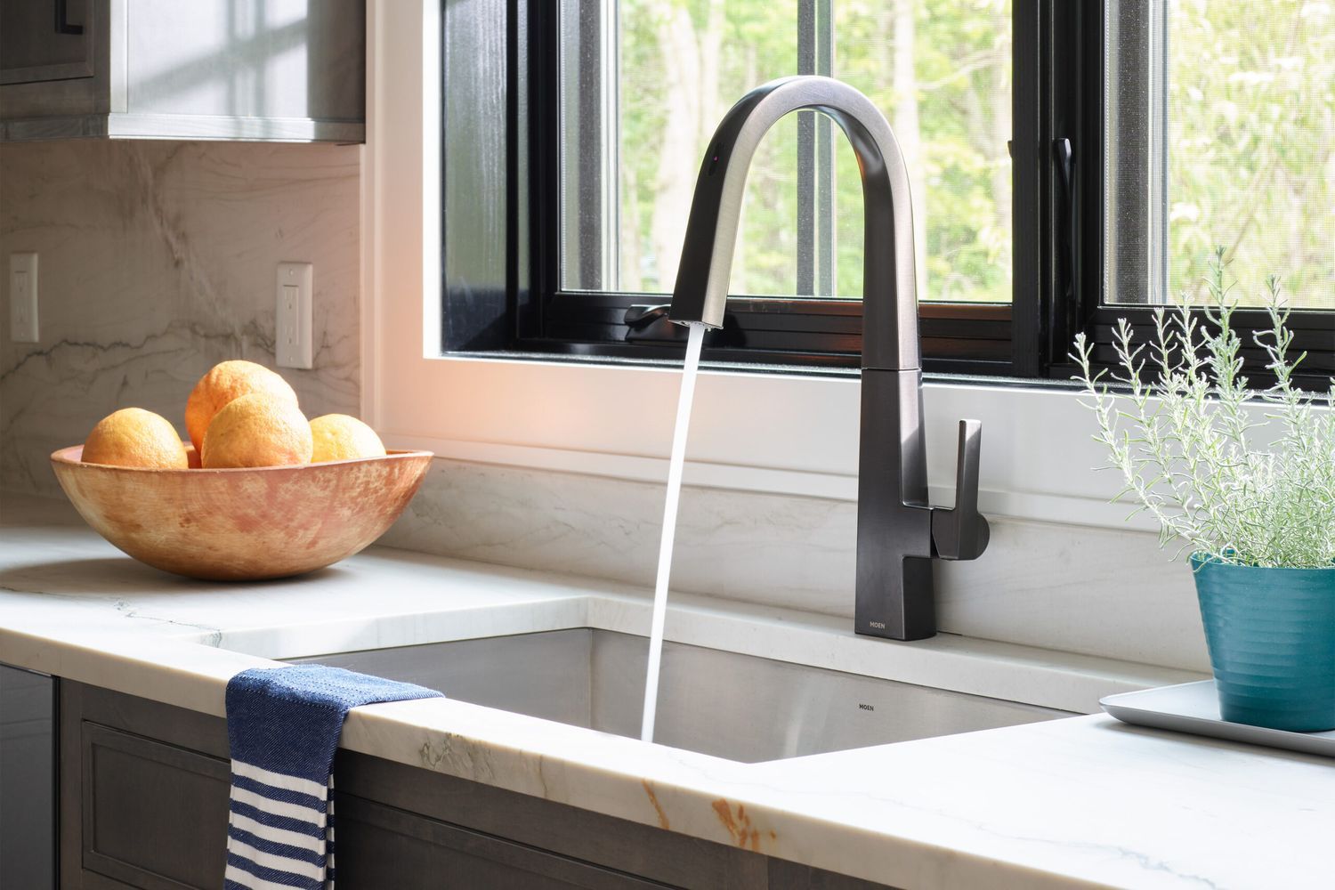 Kitchen sink with running watter