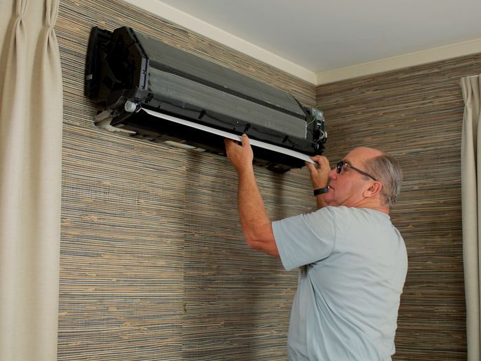 S23 E19: Richard Trethewey cleans a mini-split unit