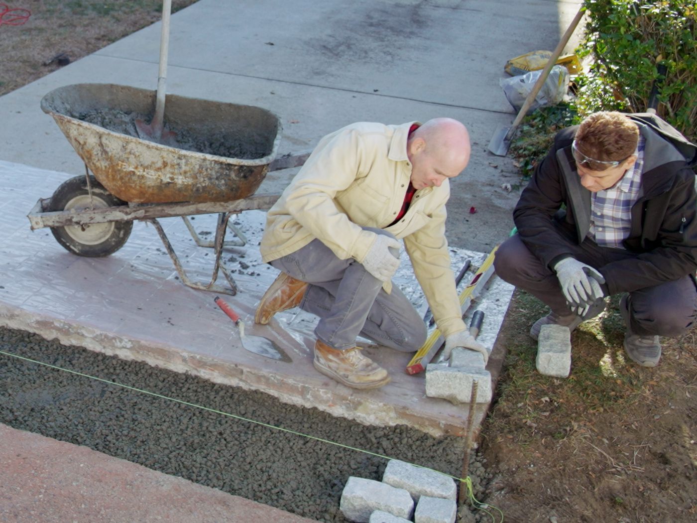 S23 E22: Mark McCullough helps install a cobblestone driveway apron