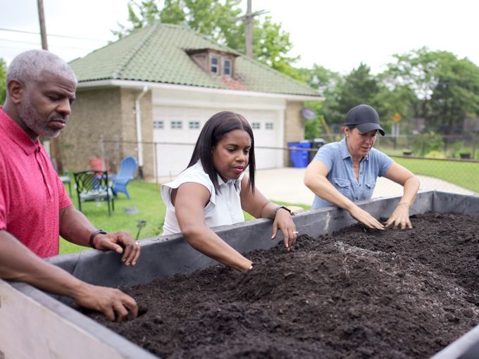 S23 E22: Jenn Nawada helps plant an elevated herb garden