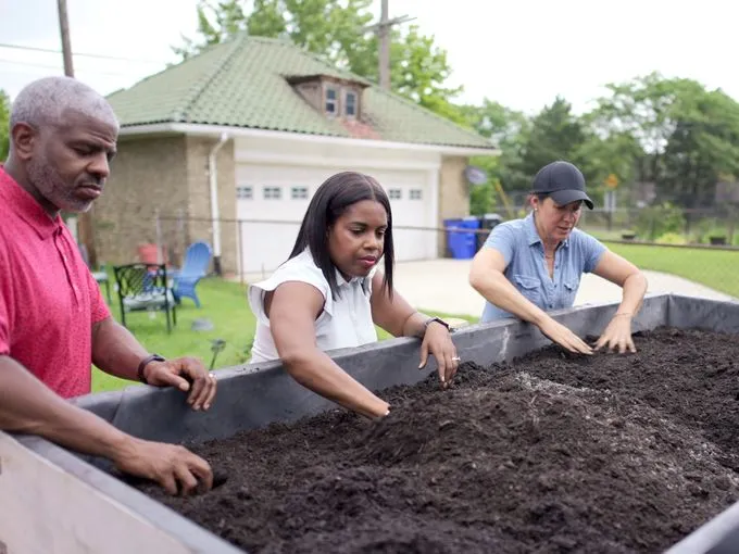 S23 E22: Jenn Nawada helps plant an elevated herb garden