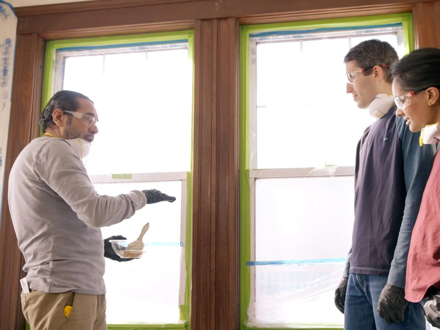 S23 E23: Mauro Henrique strips shellac from a window frame