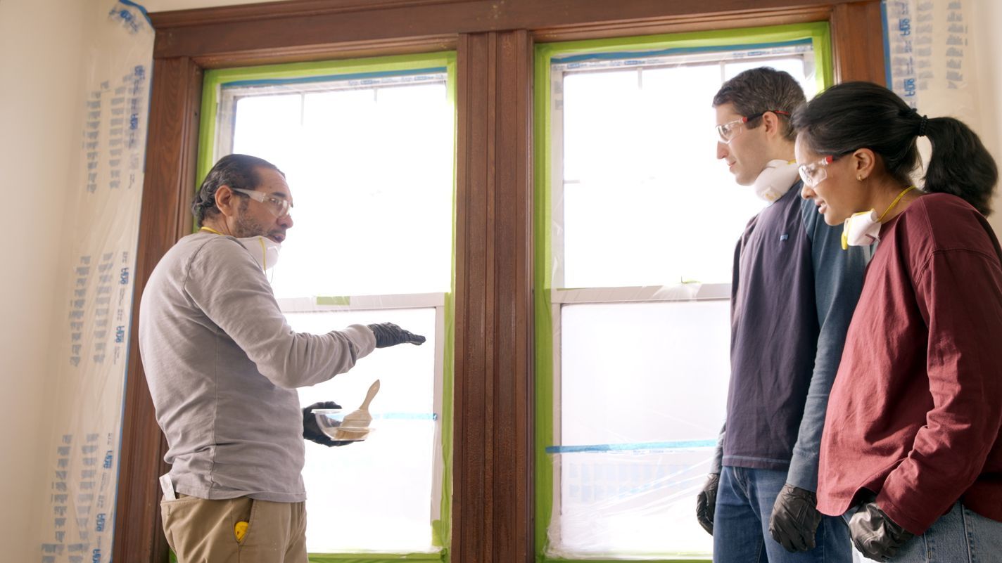 S23 E23: Mauro Henrique strips shellac from a window frame