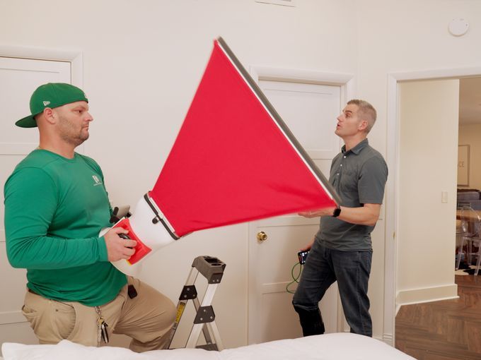 S23 E23: Ross Trethewey assists an expert with a blower door test